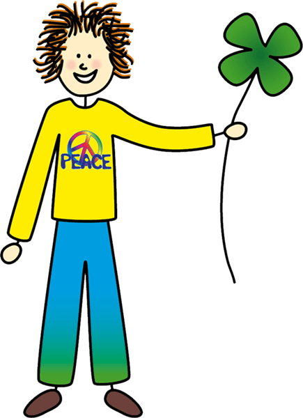 Junge mit blau-grüner Hose , gelbem Shirt mit Peace Zeichen hält ien großes Kleeblatt in der Hand